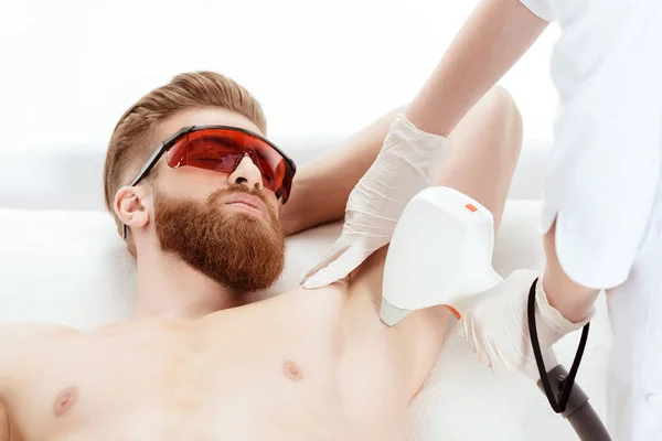 Человек, получающий лазерное лечение кожи — стоковое фото