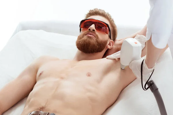 Hombre recibiendo cuidado de la piel láser - foto de stock