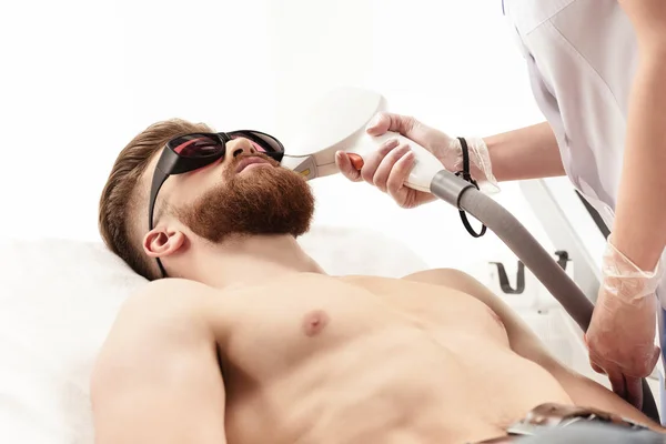 Homme recevant des soins laser de la peau — Photo de stock