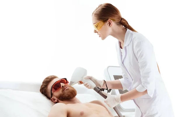 Homme recevant des soins laser de la peau — Photo de stock