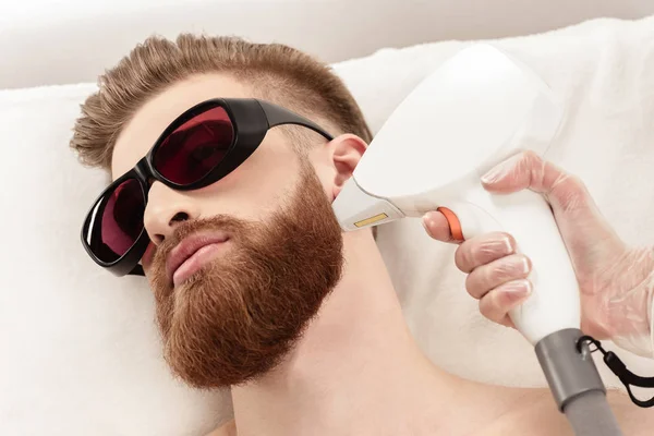 Homme recevant des soins laser de la peau — Photo de stock