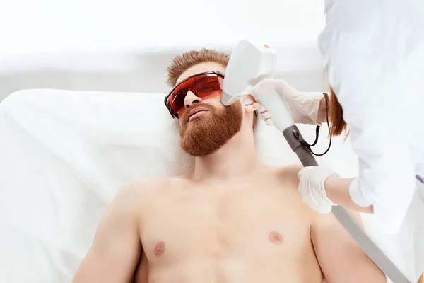 Hombre recibiendo cuidado de la piel láser - foto de stock