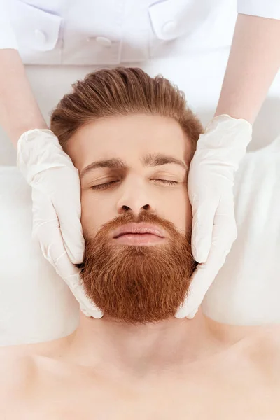 Homme relaxant dans un salon de beauté . — Photo de stock