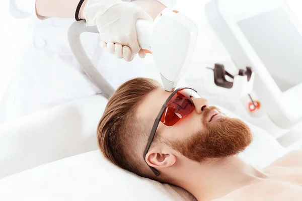 Homme recevant des soins laser de la peau — Photo de stock