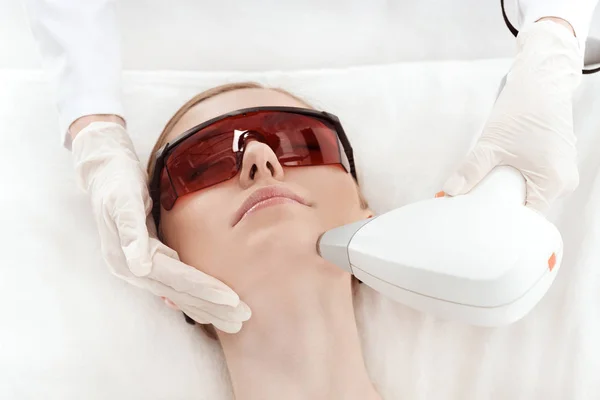 Femme recevant un traitement au laser — Photo de stock