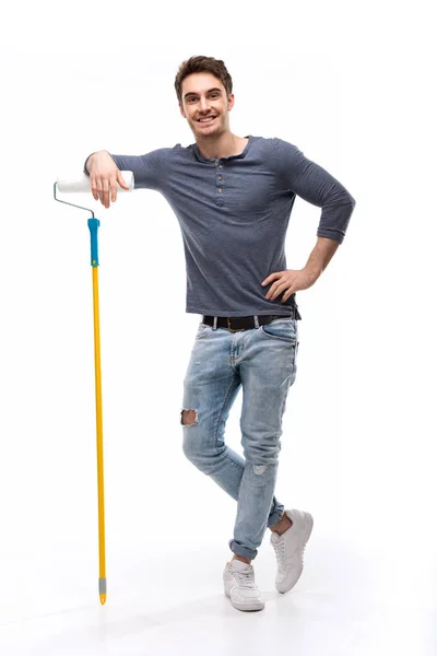Hombre sosteniendo rodillo de pintura - foto de stock