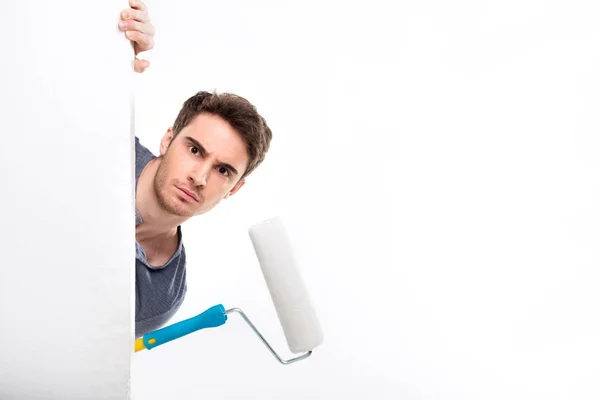 Homem segurando rolo de pintura — Fotografia de Stock