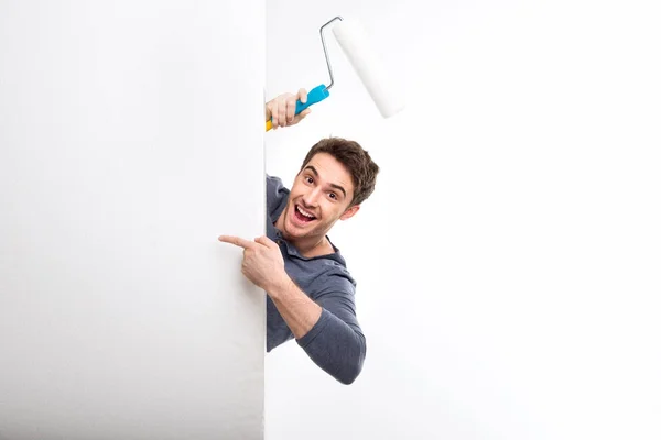 Homem segurando rolo de pintura — Fotografia de Stock