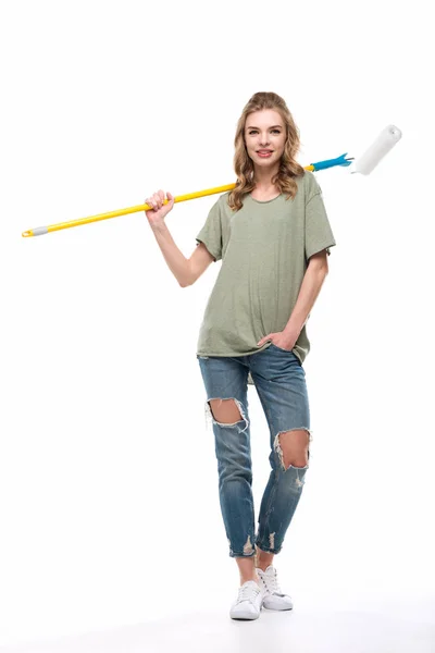 Frau hält Farbroller in der Hand — Stockfoto