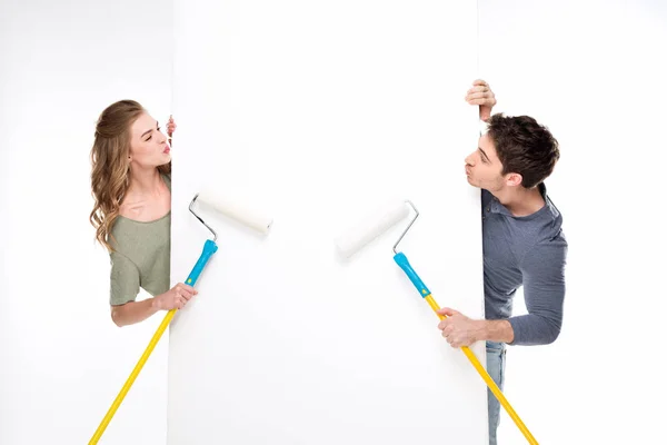 Casal com rolos de tinta e cartão — Fotografia de Stock