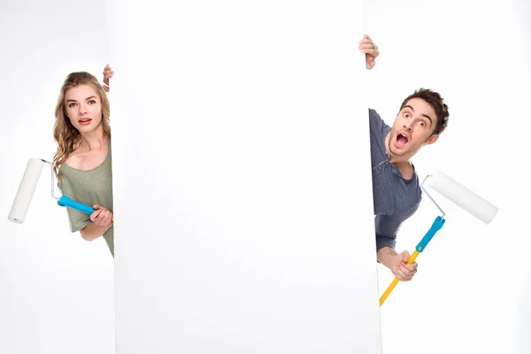 Couple avec rouleaux de peinture et carte — Photo de stock