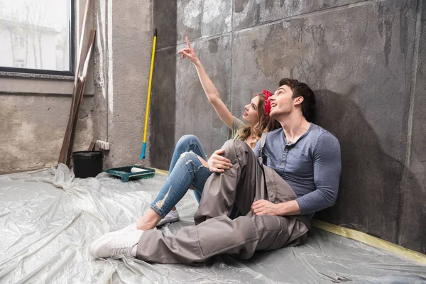 Casal jovem renovando casa — Fotografia de Stock