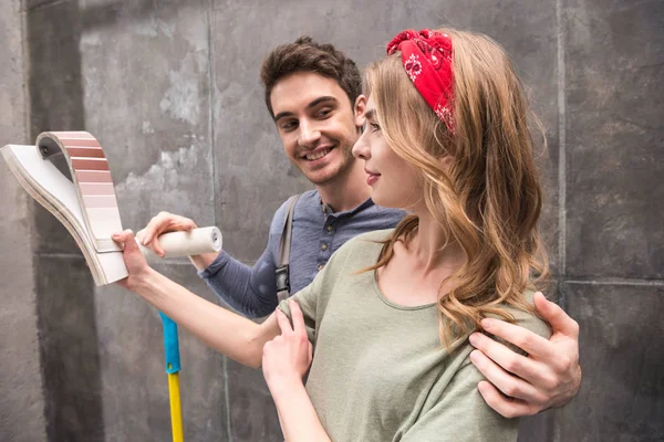 Pareja joven renovando casa - foto de stock