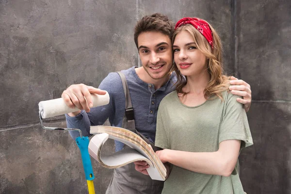 Young couple renovating house — Stock Photo