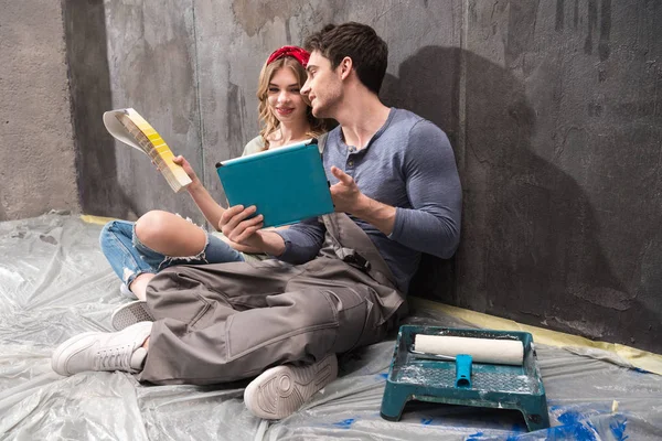 Young couple with digital tablet — Stock Photo