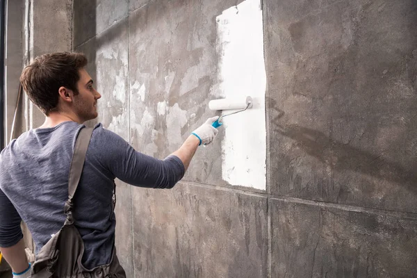 Hombre pintura pared — Stock Photo