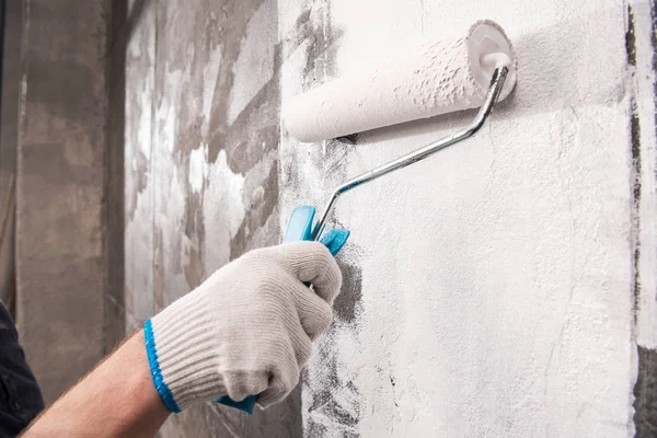 Man painting wall — Stock Photo