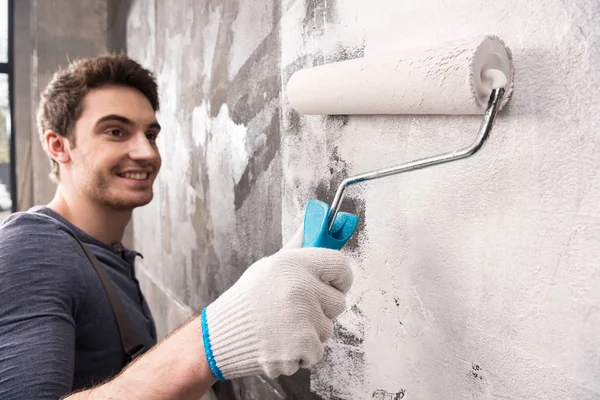 Homem parede de pintura — Fotografia de Stock