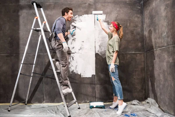 Couple painting wall — Stock Photo