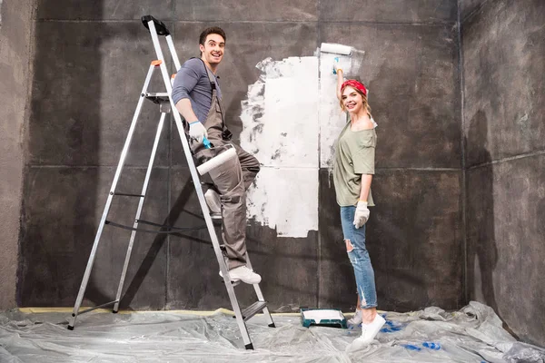 Couple painting wall — Stock Photo