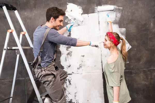 Couple painting wall — Stock Photo