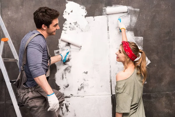 Couple painting wall — Stock Photo