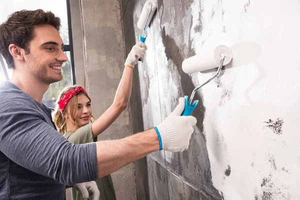 Couple painting wall — Stock Photo