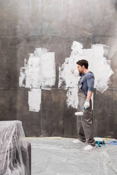 Man renovating home — Stock Photo