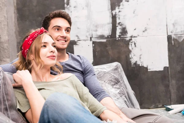 Casal descansando no sofá — Fotografia de Stock