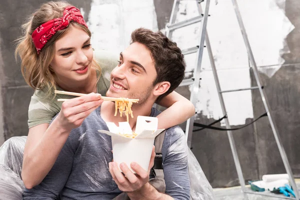 Pareja comiendo comida tailandesa - foto de stock