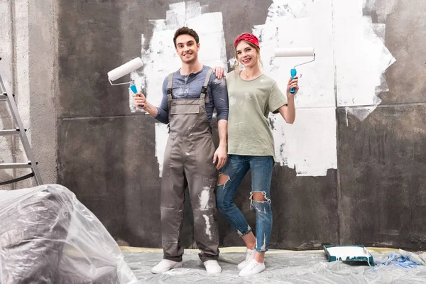 Couple avec rouleaux de peinture — Photo de stock