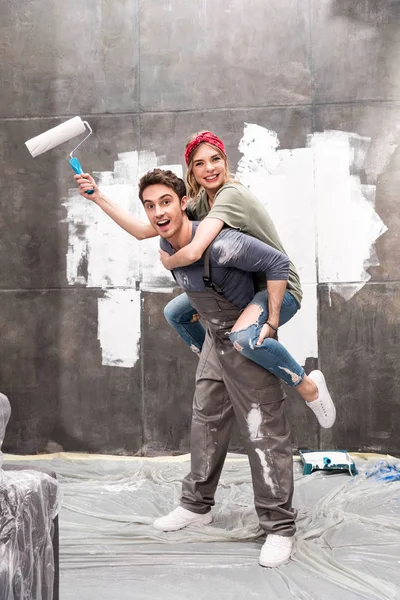 Couple renovating home — Stock Photo