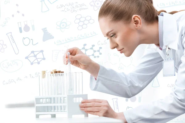 Cientista mulher que trabalha no laboratório — Fotografia de Stock