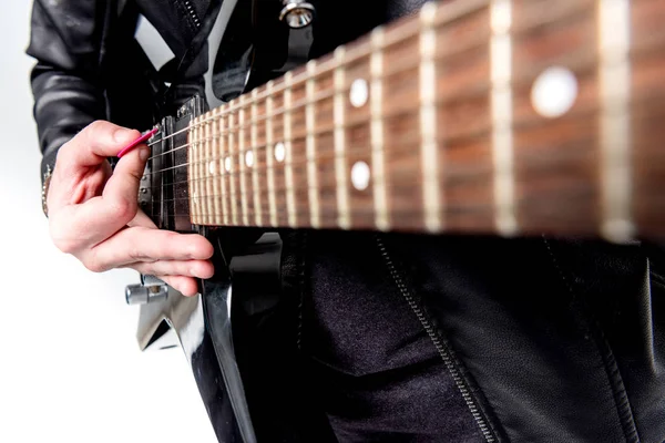 Rocker con guitarra eléctrica - foto de stock