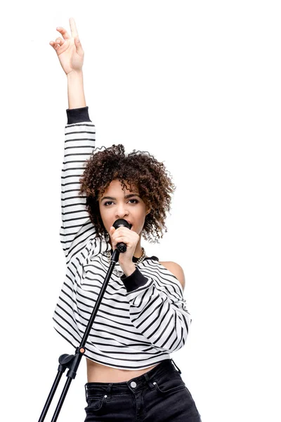 Jeune chanteuse avec microphone — Photo de stock