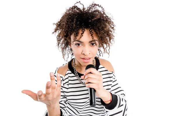 Joven cantante con micrófono - foto de stock