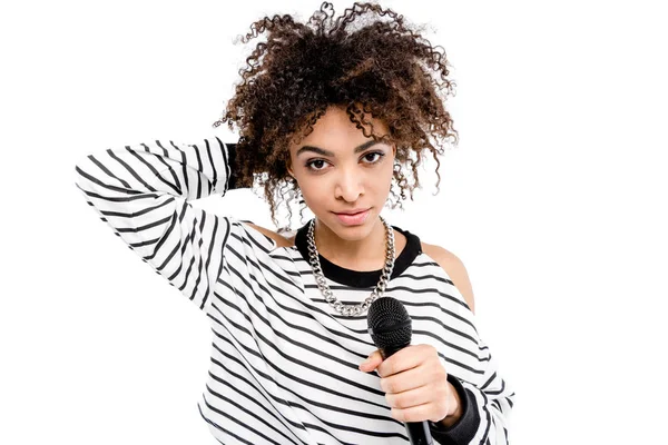 Jeune chanteuse avec microphone — Photo de stock