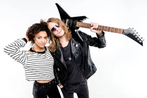 Jeune couple avec guitare — Photo de stock