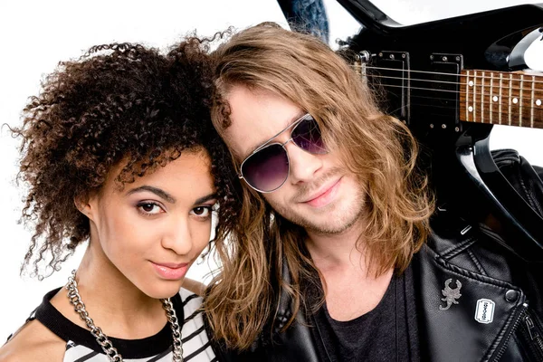 Jeune couple avec guitare — Photo de stock