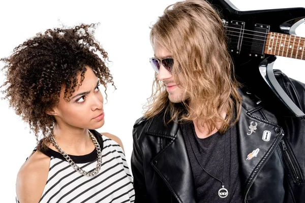 Jeune couple avec guitare — Photo de stock