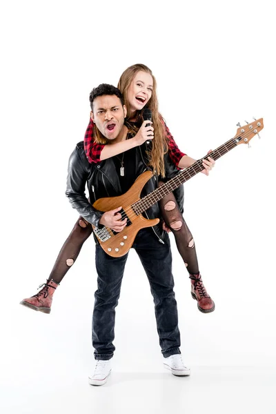 Pareja con micrófono y guitarra - foto de stock