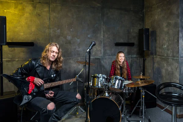 Groupe de rock répétant en studio — Photo de stock