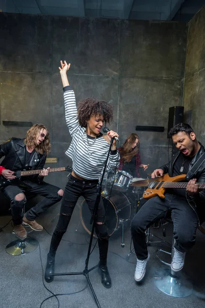 Banda de rock ensaiando em estúdio — Fotografia de Stock