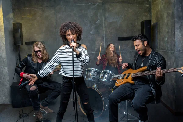 Groupe de rock répétant en studio — Photo de stock