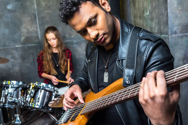 Homme jouant de la guitare — Photo de stock