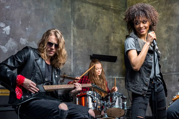 Groupe de rock répétant en studio — Photo de stock