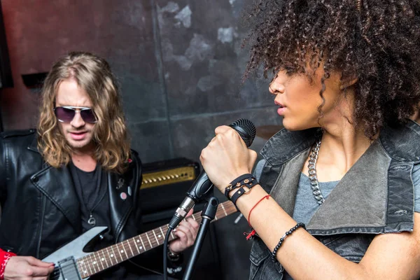 Femme chantant au microphone — Photo de stock