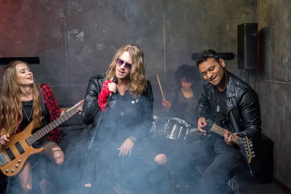 Groupe de rock répétant en studio — Photo de stock