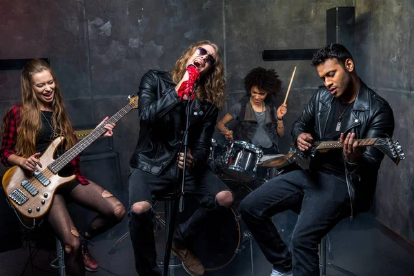 Groupe de rock répétant en studio — Photo de stock