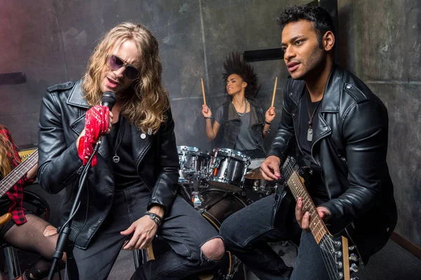 Groupe de rock répétant en studio — Photo de stock